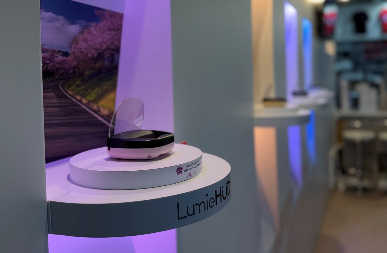 LumieHUDの新色「さくらピンク」（今春発売予定）の展示