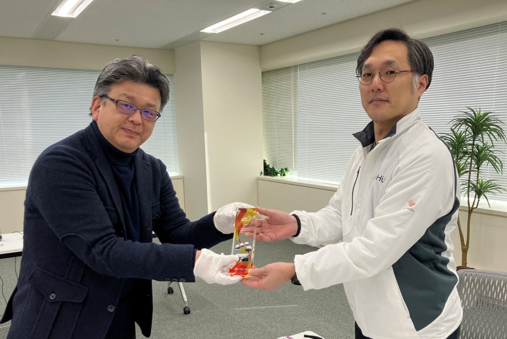 トロフィーを授与される様子