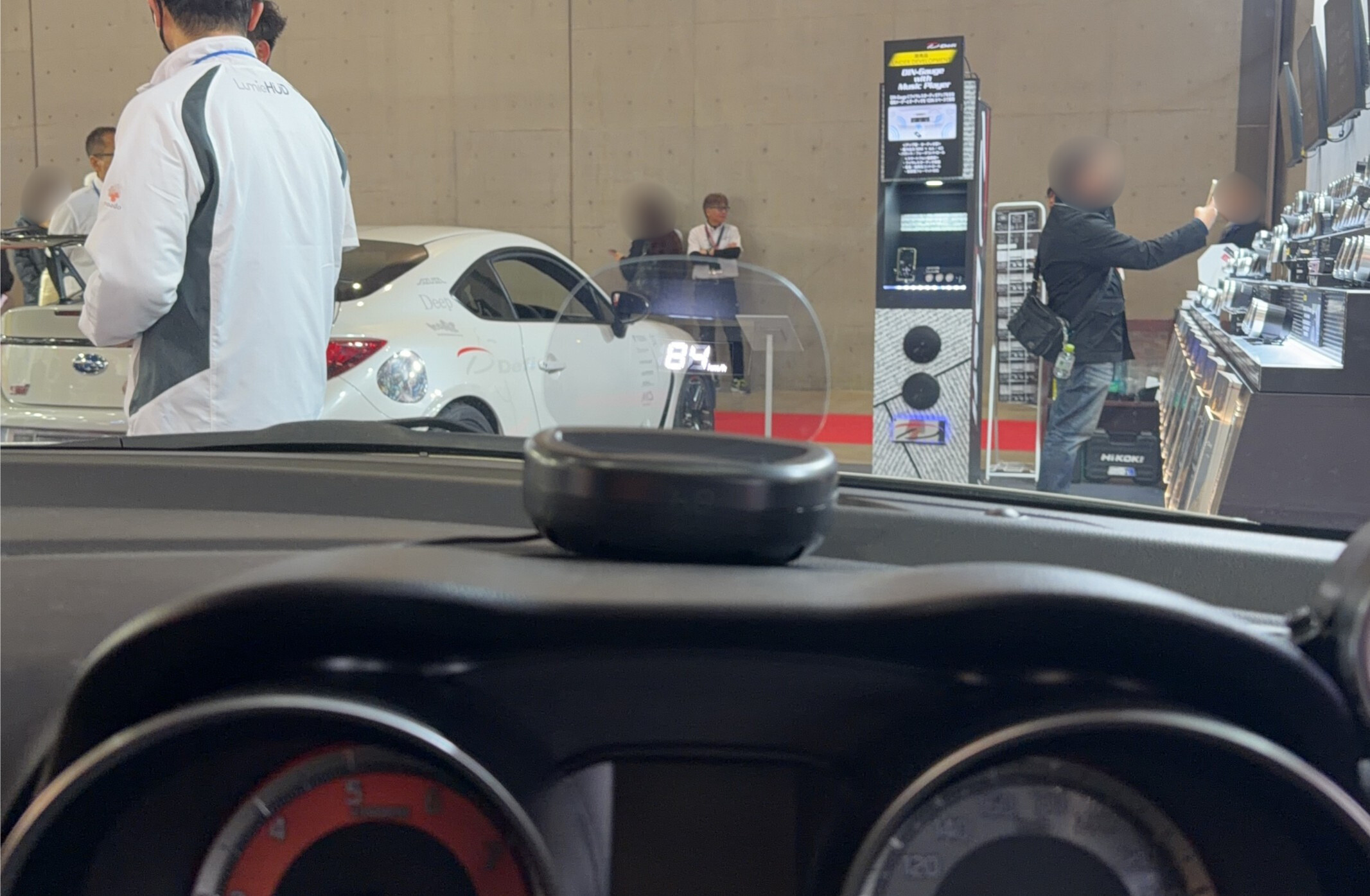 デモカーに取り付けたLumieHUD