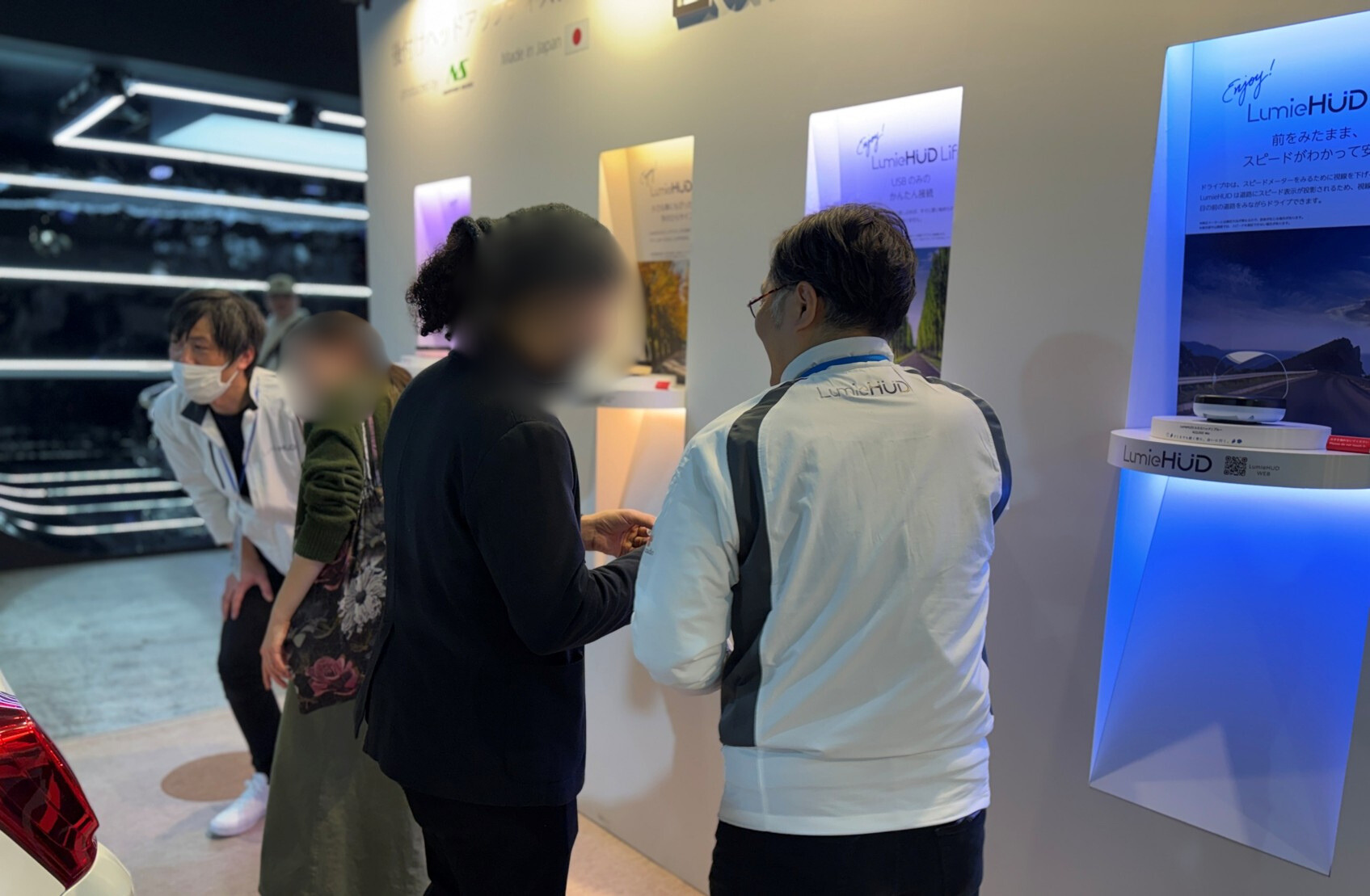 説明をしている様子