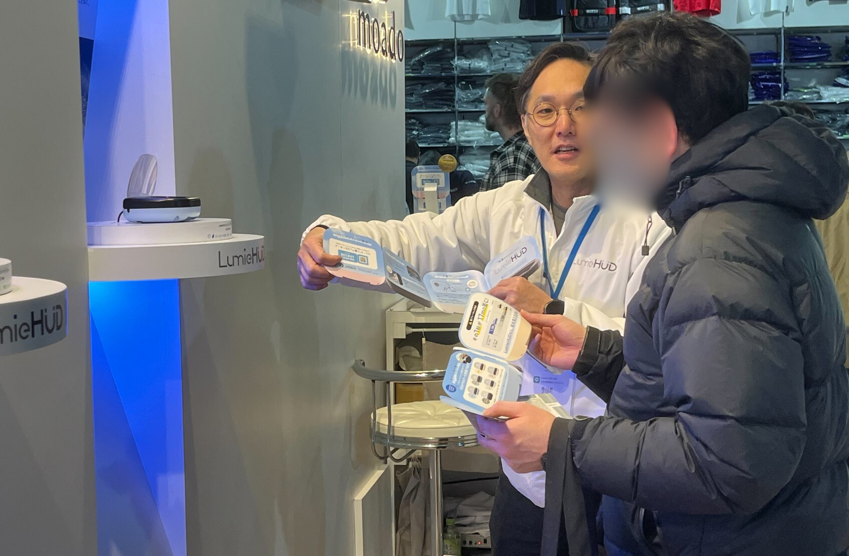 イベント専用の新ミニパンフレットで説明している様子