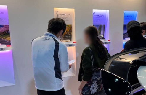 展示を使って説明をしている様子