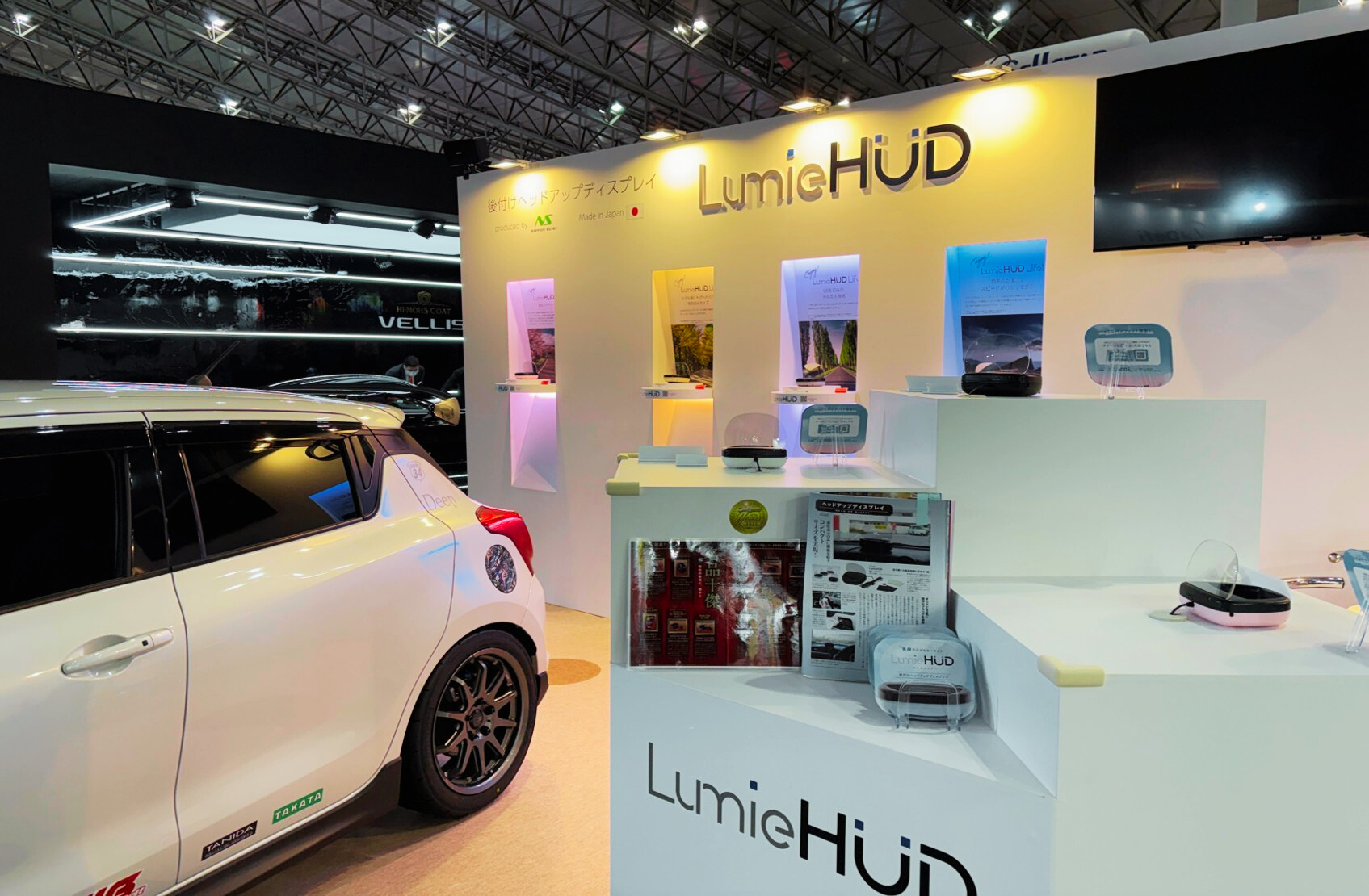 特設ブースに並ぶLumieHUD全色展示